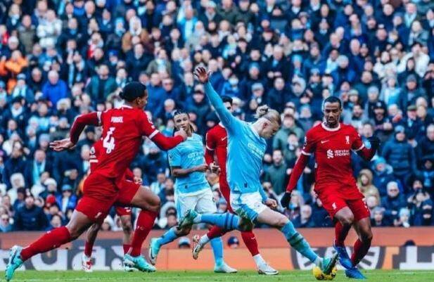 关于曼城训练开放日，清晨远射贴柱引欢呼，CBA季后赛在即，球探报告显示潜力的信息